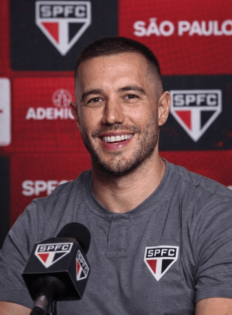 Grato pela confiança. Assumo o comando do São Paulo em um momento delicado, mas também cheio de significado. Conheço este clube, conheço …