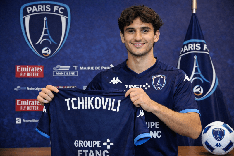 Fui apresentado no meu clube novo, primeiro clube, novos anos, novas dificuldades e meu primeiro ano no profissional