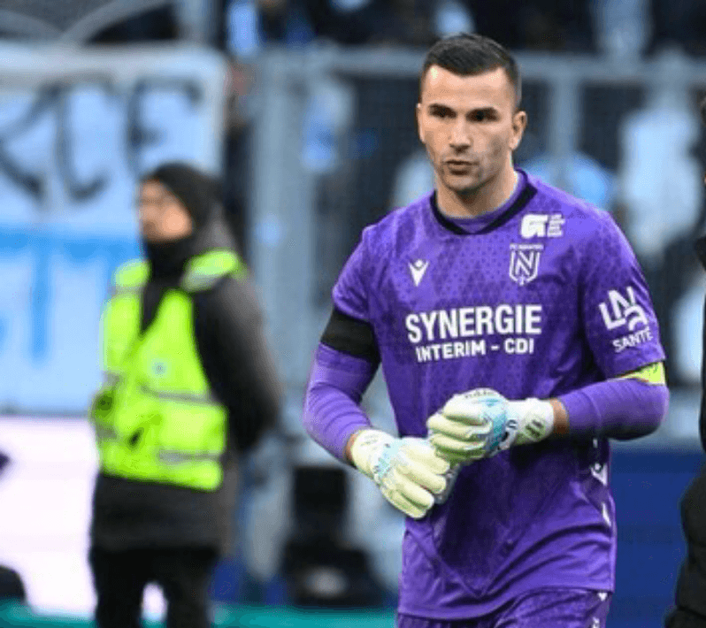 ⚠️ URGENTE⚠️O goleiro Anthony Lopes é desfalque no jogo de hoje contra o OL. O goleiro teve um estiramento do glúteo no último treino