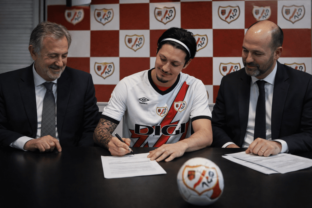 Contrato renovado!! Feliz de mais em poder renovar por mais uma temporada com essa grande equipe!! Vamos todos juntos para um grande ano!…