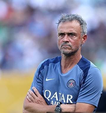 A CASA CAIU ❌ Luis Enrique foi demitido após a eliminação do PSG da Champions pelo Feyhood nas quartas de final.