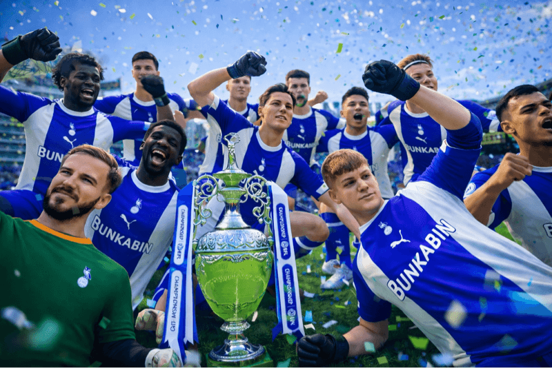 Oldham está de volta a Premjer League após 40 anos