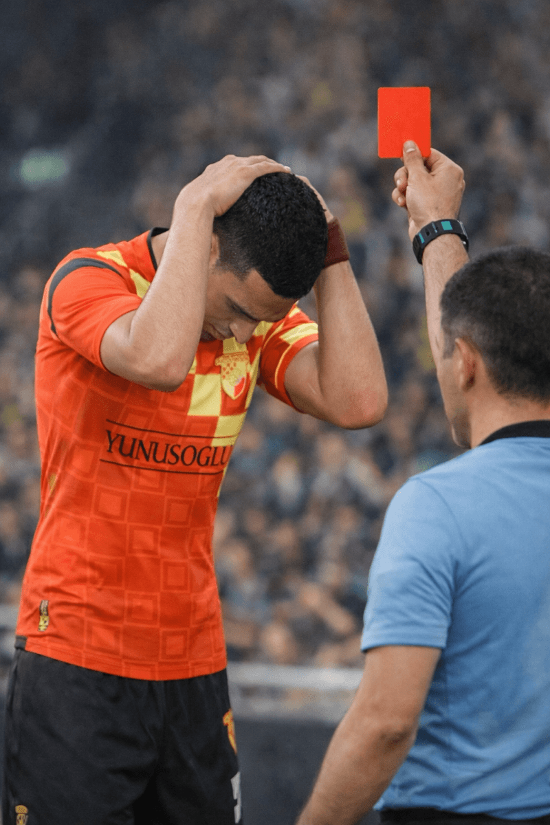 Desculpa a todos… depois da lesão nao voltei no meu melhor nivel. Tento ser lider, mas a pressao é grande. Sorry pelo cartao vermelho. Fa…