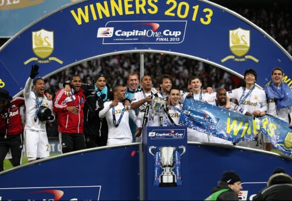 Em 2013, o Swansea viveu um dos maiores momentos da sua história ao conquistar a EFL Cup em Wembley, vencendo o Bradford por 5–0. A equip…