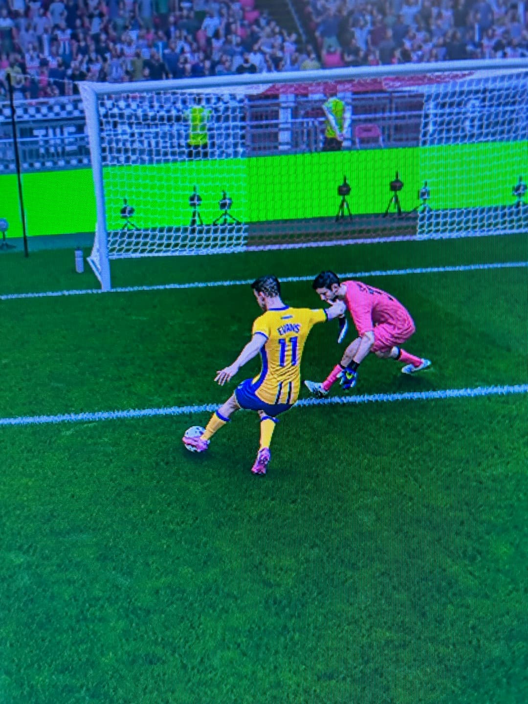 Depois de um frango impressionante do goleiro Smith, Evans faz um gol aos 13 minutos, logo em seguida Smith foi substituído