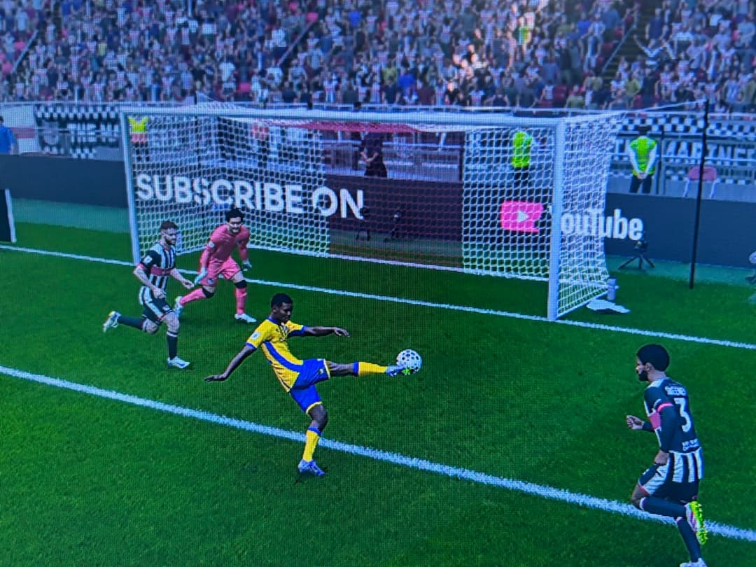 Depois de uma defesa do Pym que acaba indo na trave vem no rebote para o Moriah-Welsh fazer o gol para o 2x0 contra o Grimsby Town