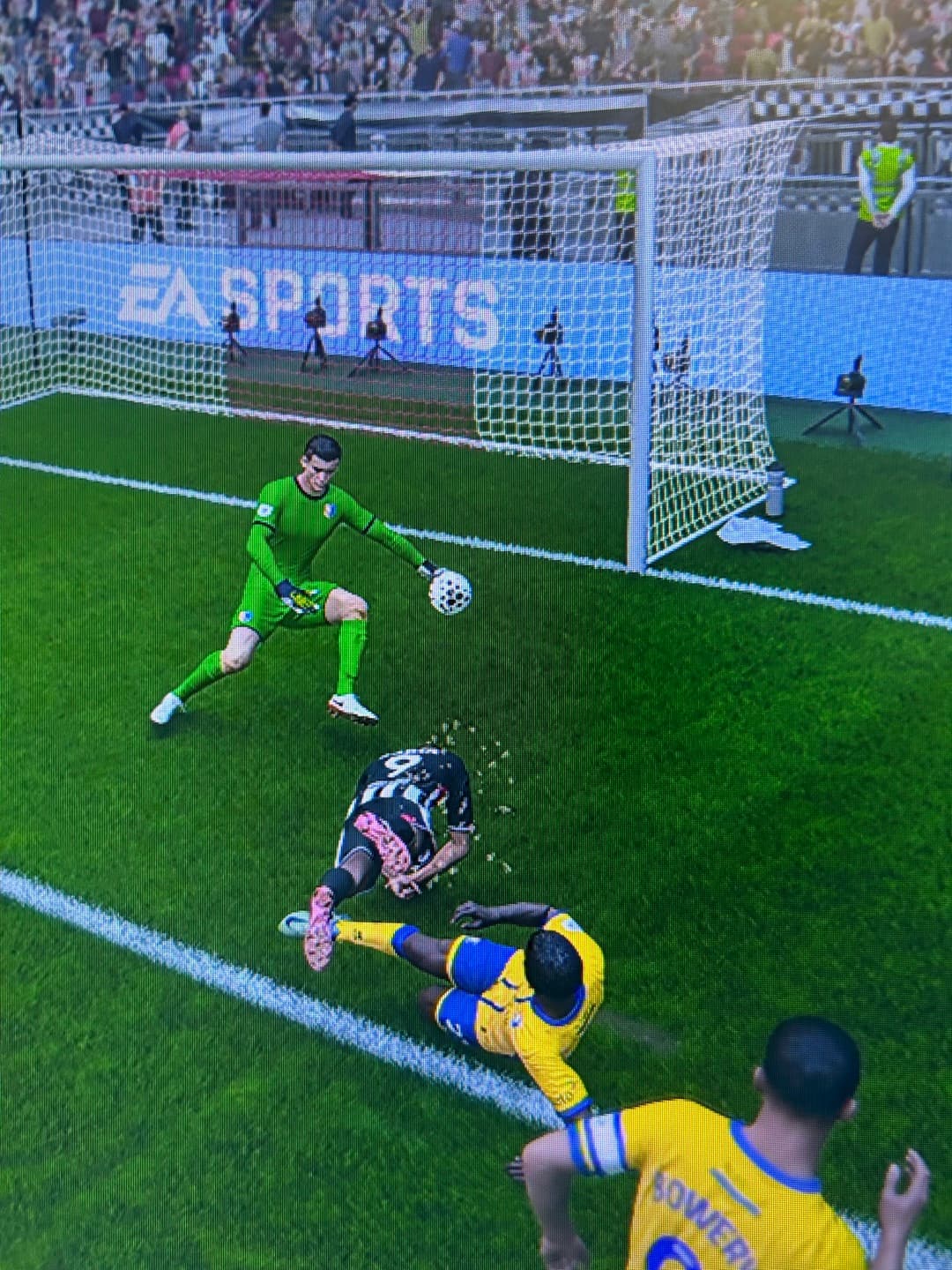 MEU DEUS DEFESAAAAAAAÇA DO goleiro do Mansfield Town, duas em seguida