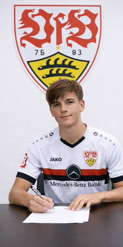 Hoje foi um dos melhores dias da minha vida. Assinei meu primeiro contrato como jogador profissional de futebol. Quero agradecer ao Stutt…