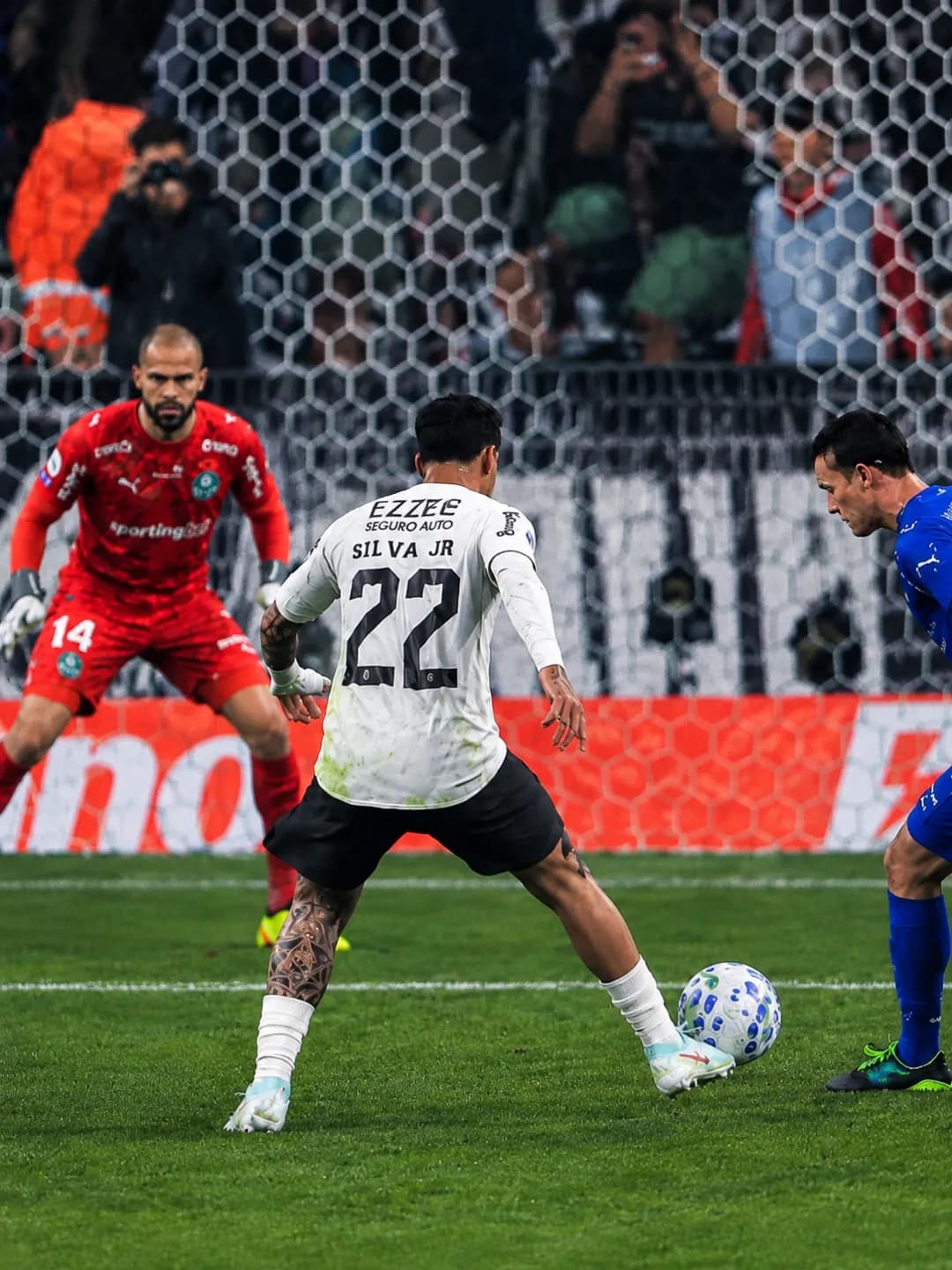 Clássico é diferente, e decidir um jogo desses com hat-trick é ainda mais especial! ⚽🔥 Noite inesquecível com a camisa do Timão! 🖤🤍