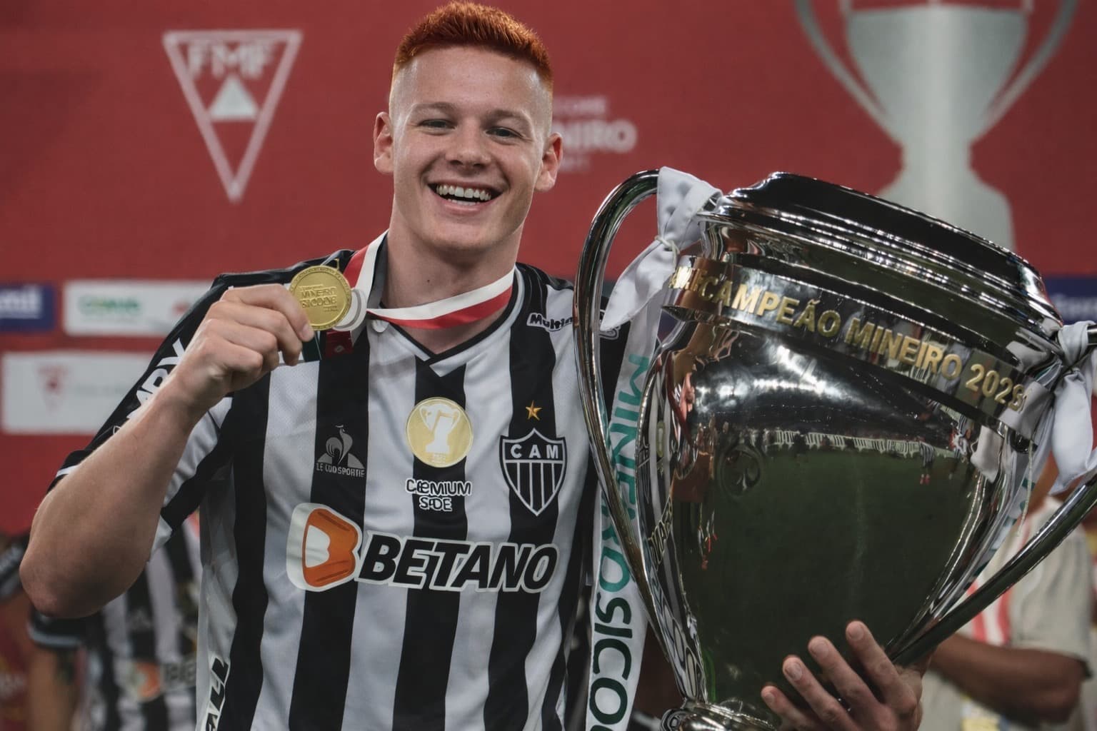 Relembrando o momento do meu primeiro título com esse manto! Vamos em busca de mais, {@}[atletico](6997515533bd27e44a663b6c) !