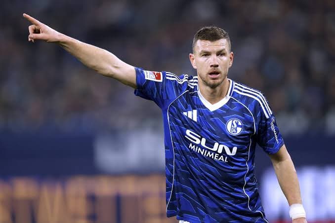 A briga pela liderança segue acirrada, com o empate por 0x0 entre Arminia e Magdeburg, o Schalke assume a liderança depois de 19 rodadas …