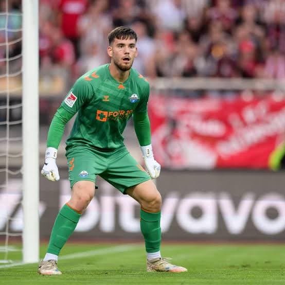 Em lance bizarro, Dennis Seimen, goleiro do Paderborn, falha e deixa o gol aberto para Grodowski, artilheiro da liga marcar no Derby da W…