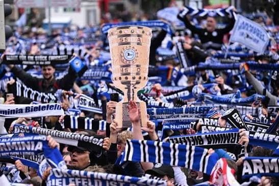 CLASSIFICADOS!! 🔥🔥 De folga da Bundesliga 2, Arminia leva a vitória nas penalidades contra o Wolfsburg pela DFB Pokal, depois de um jog…