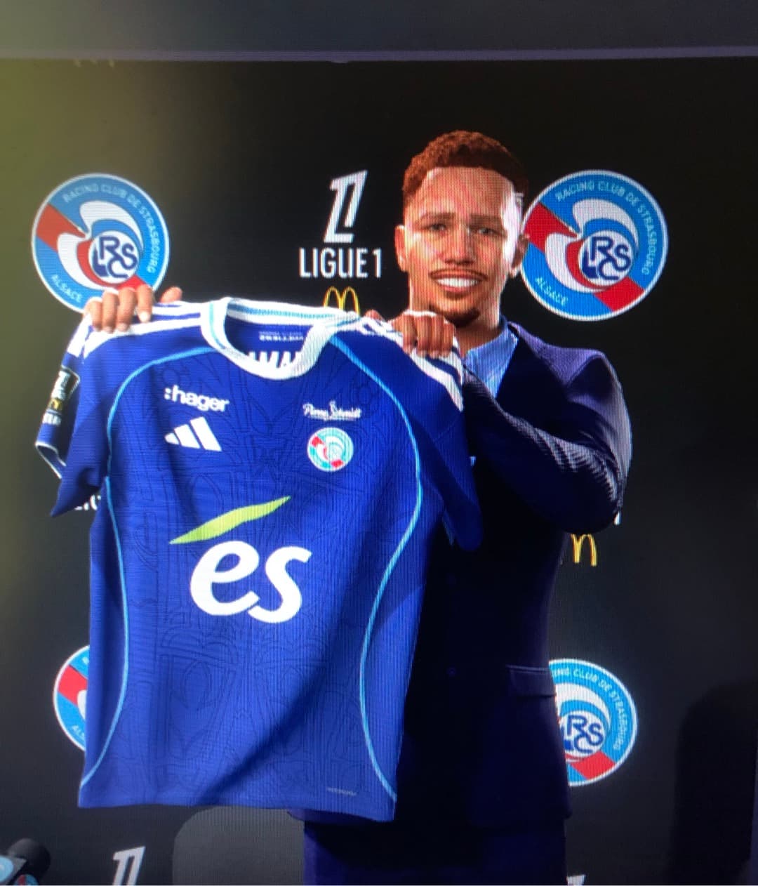 Sou oficialmente jogador de futebol profissional.Decorem este meu nome é Faizen Raizen bora !!!