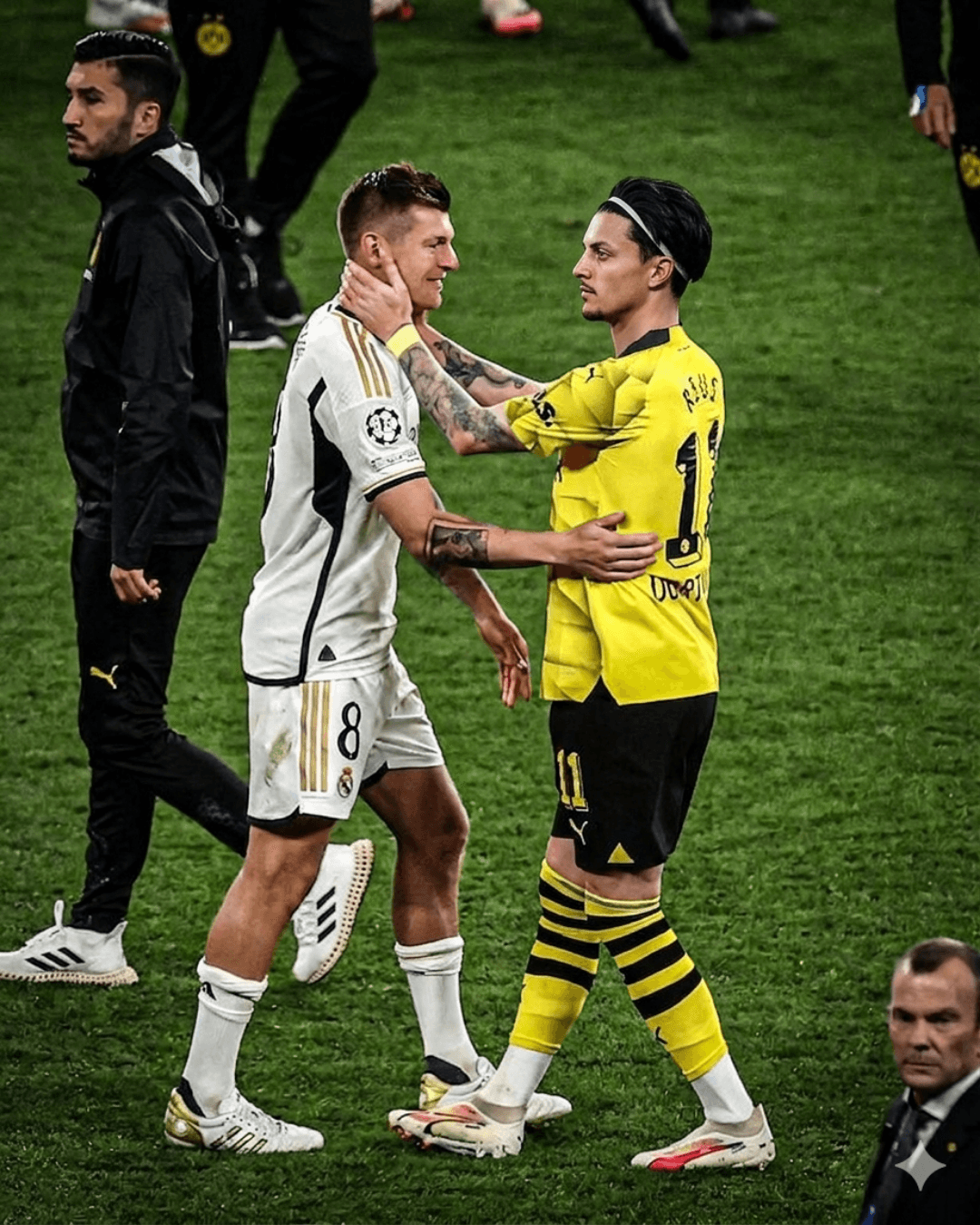 "El fútbol pierde a un genio en el campo, pero gana una mente eterna fuera de él. Gracias por tanto, Kroos." "O futebol se despede de um …