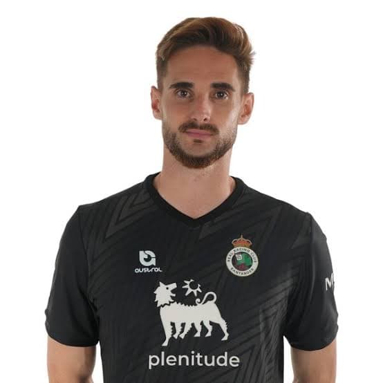 O Málaga CF monitora o goleiro Jokin Ezkieta, destaque do Racing Club de Santander. Negociação pode avançar na próxima janela.