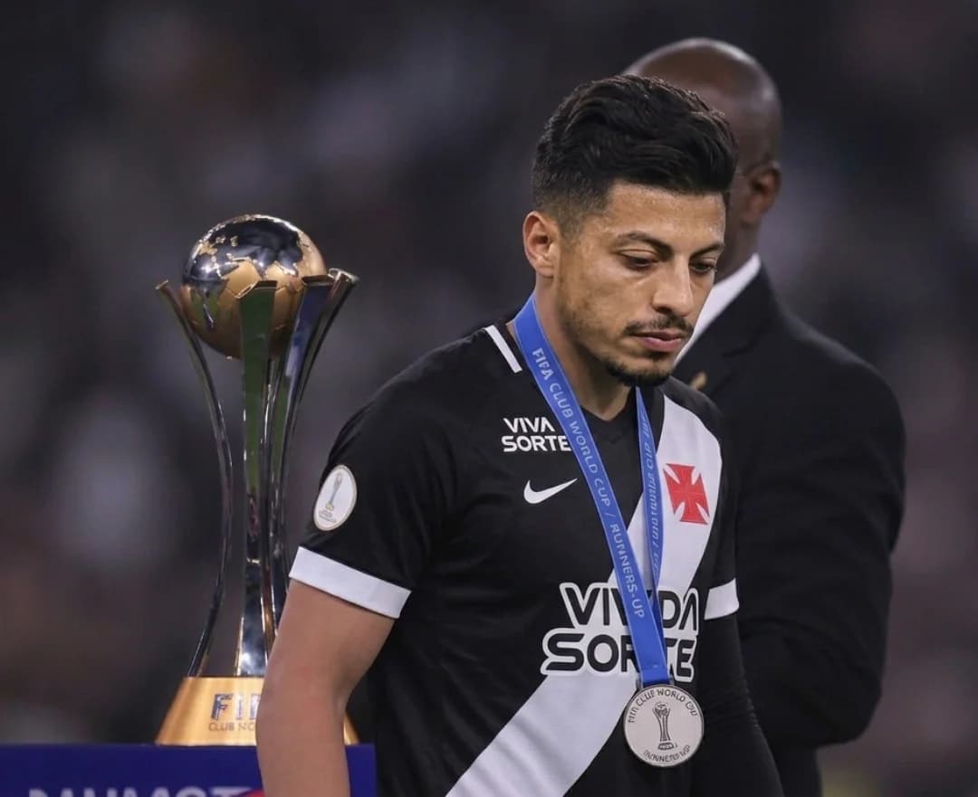 É... é assim que termina minha última partida como jogador, o título nao veio, mas oque nuncs faltou foi honrar essa camisa e garra, essa…