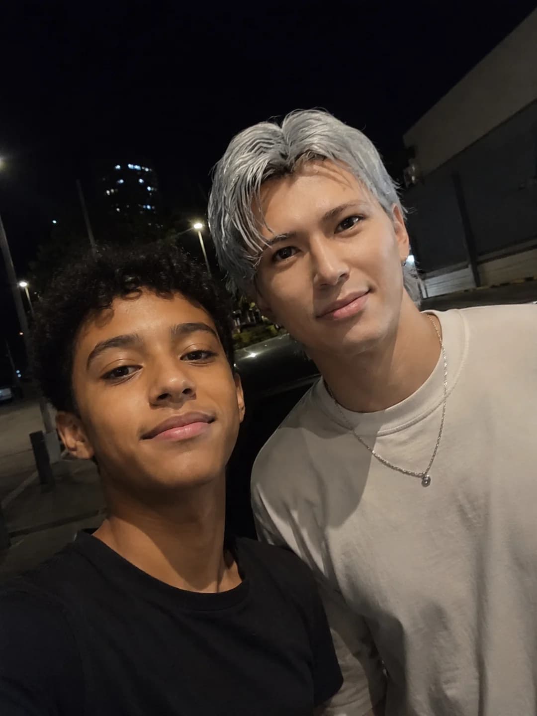 Hoje enquanto andava pelas ruas acabei encontrando um fã que pediu para eu tirar uma foto com ele kk, e é claro que eu aceitei❤️🫂