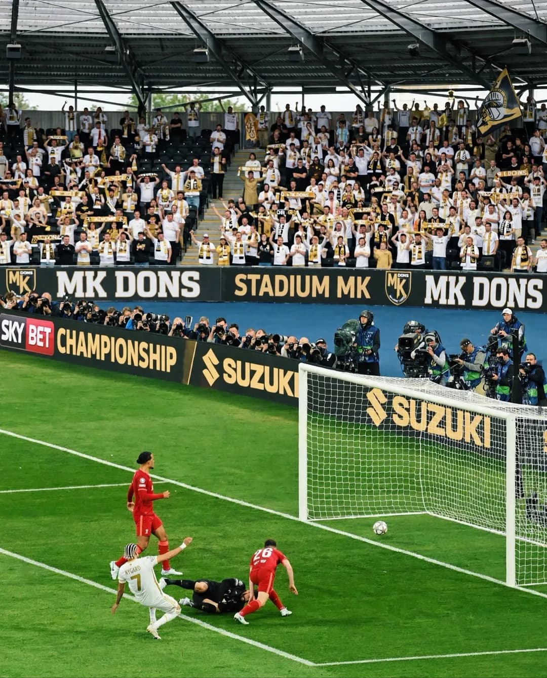 I love this game; I love making them cry. Eu amo esse jogo, eu amo fazer eles chorar.
