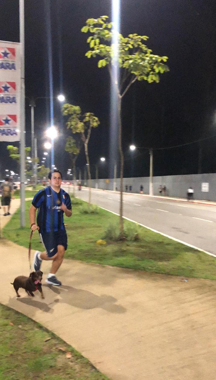O jogador de futebol Alberto Soeiro foi visto praticando exercício físico ao ar livre com seu cachorro durante as férias de dezembro. A I…
