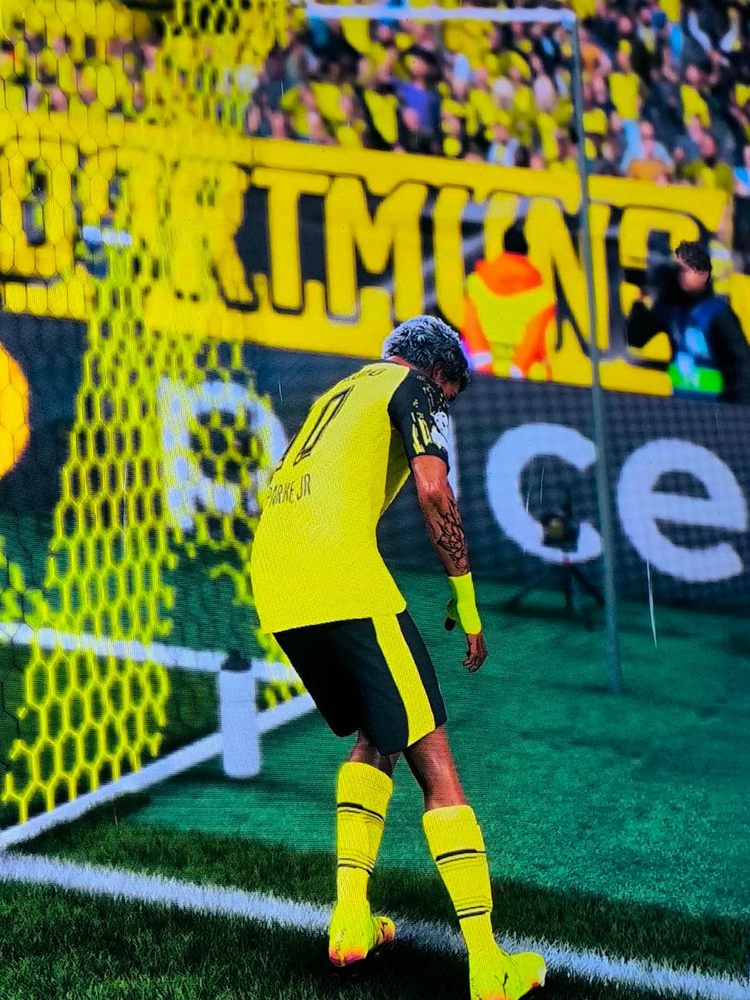 Urgente!! O craque jovem sente uma lesão na coxa, após uma finalização no gol e pode ser uma lesão séria!!