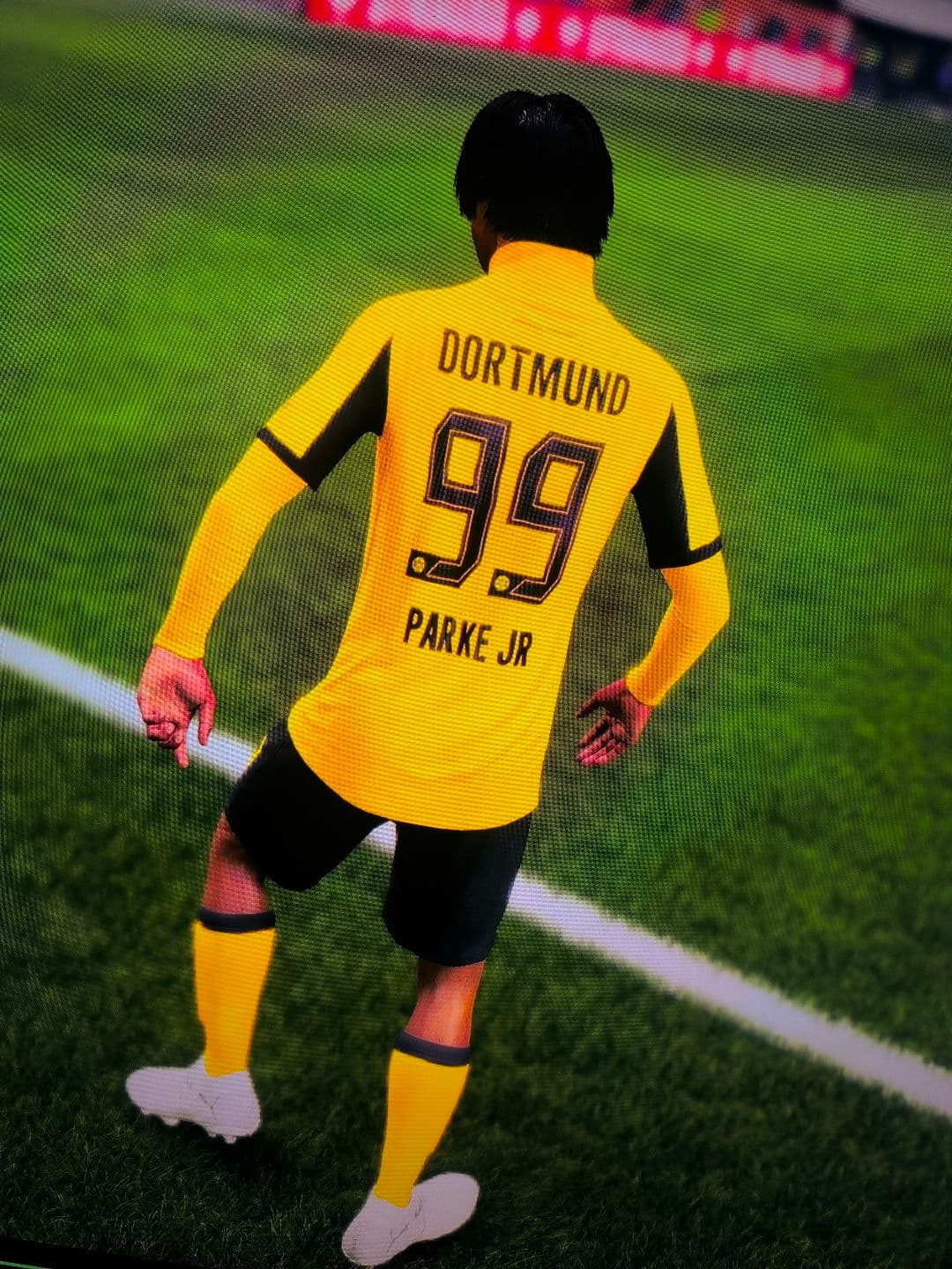 Urgente!! O camisa 10 do Borussia Dortmund aparece usando, a camisa de número 99 por que será que ele está, com esse número??