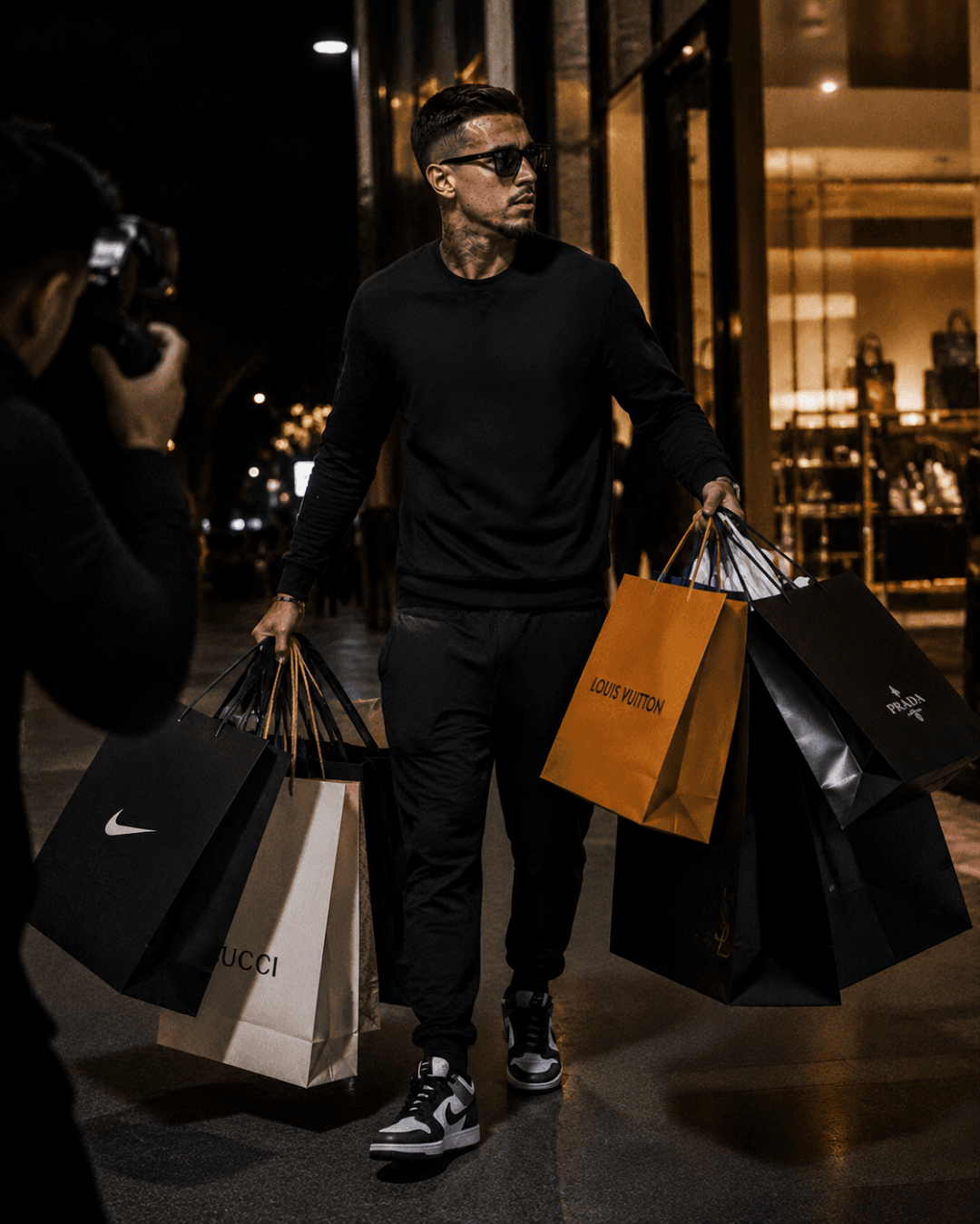 🚨 Arthur Willians foi flagrado por paparazzi em uma luxuosa sessão de compras. O camisa 11 da Juventus apareceu com sacolas da Nike, Guc…