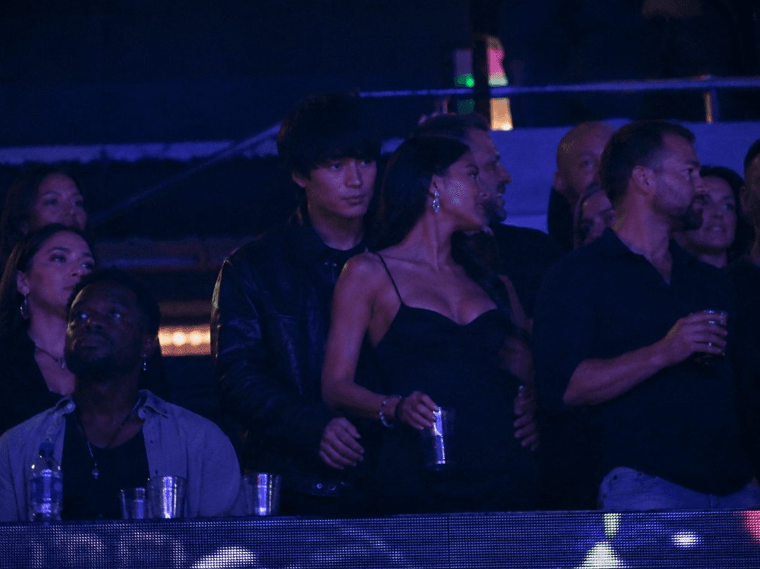 IDENTIFICADA??👀 Durante a data fifa, Sato foi novamente visto com a tal garota em um show na França. Pelo que se teoriza, está seria uma…