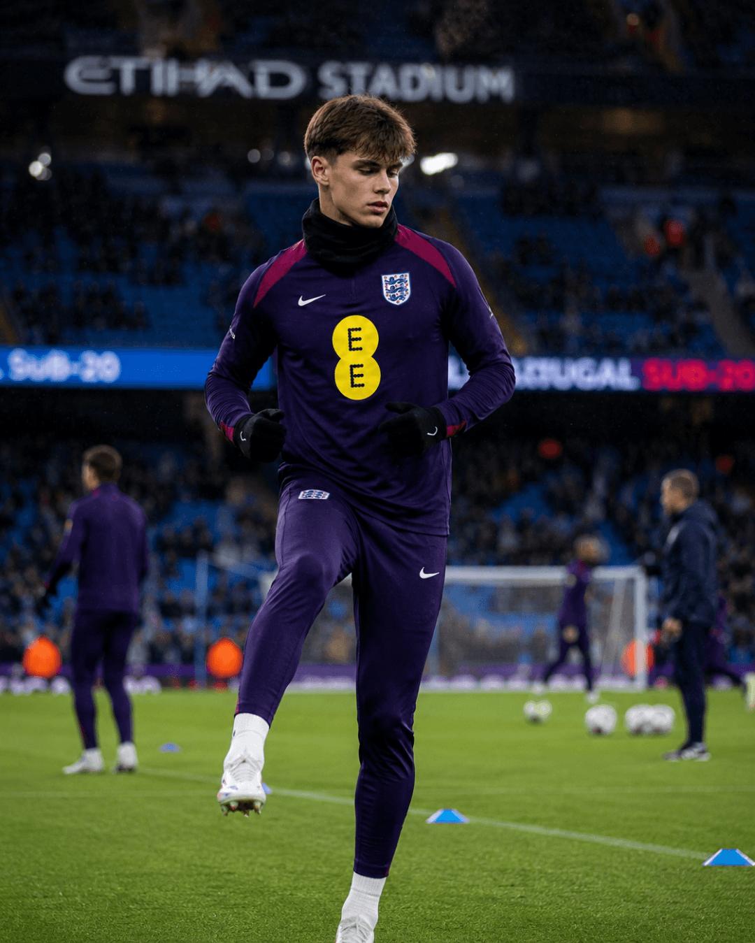 Warming up to face the Portugal U-20 national team.