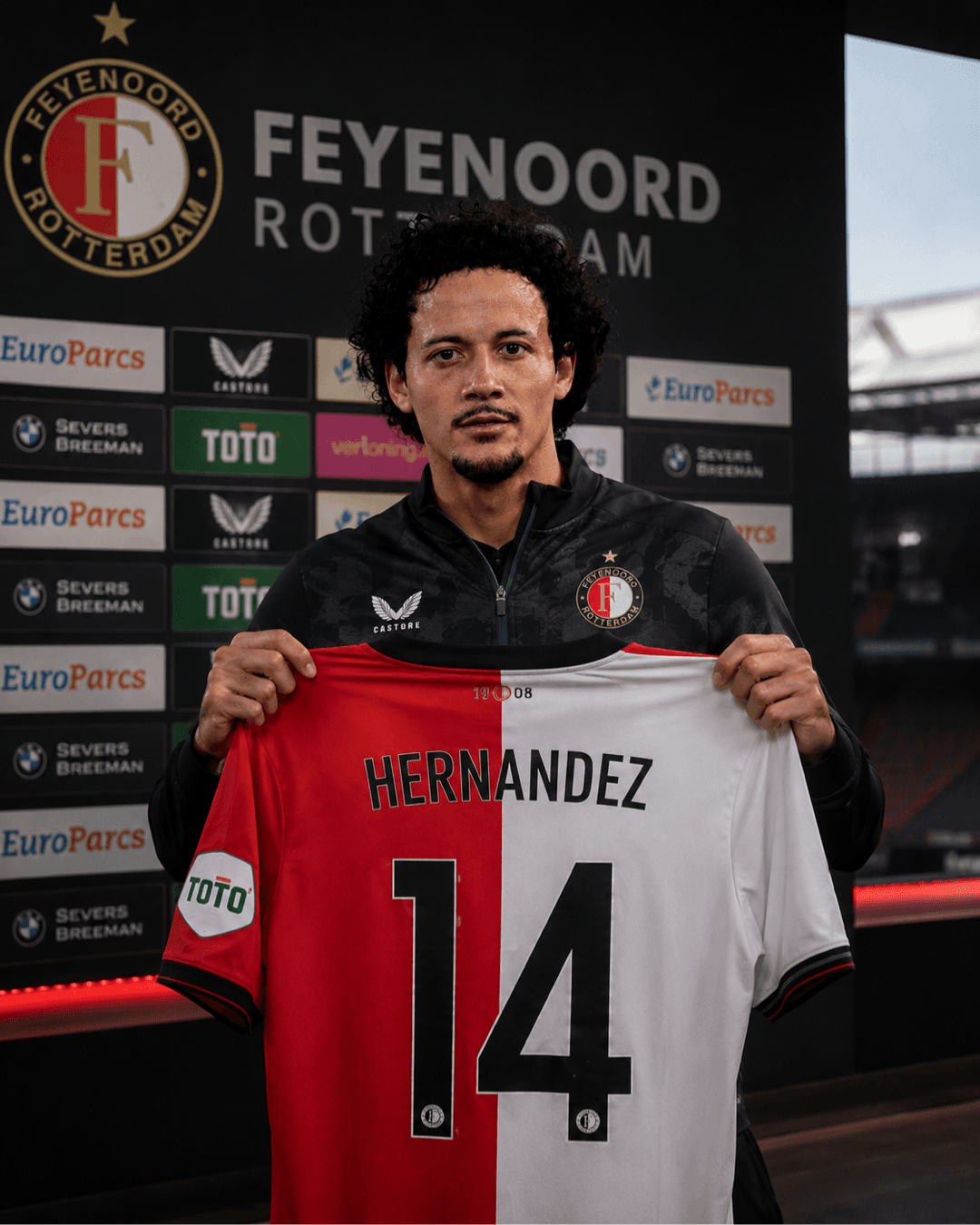 Toda caminhada começa com um passo. Hoje realizo mais um sonho. Obrigado pela confiança, Feyenoord. Vamos por tudo. ❤️🤍⚽ #14