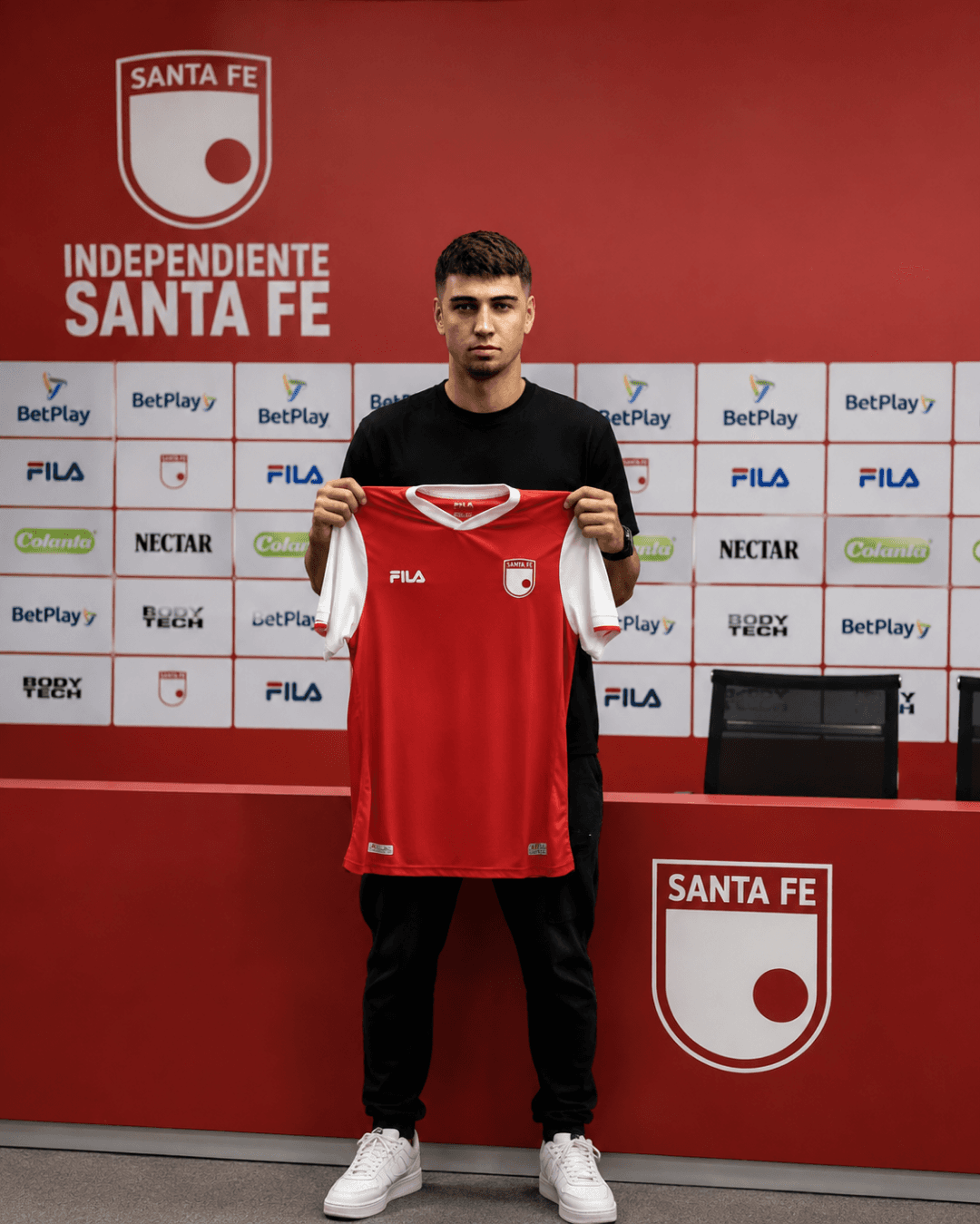 Estoy muy feliz de firmar con Independiente Santa Fe. Bogotá es ahora mi nuevo hogar. ¡Vamos, Canalles!