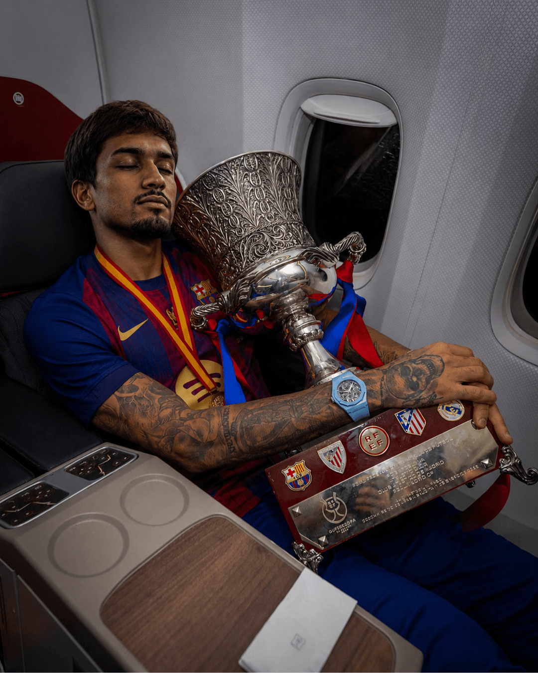Voltando pra casa com mais uma taça na bagagem. 🏆✈️😴