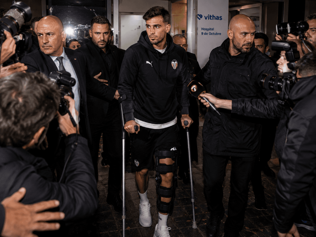 LESÃO!!! Após um choque com Pau Cubarsi do Barcelona, Hugo Duro sofre um estiramento no joelho que o irá deixar de fora dos relvados por …