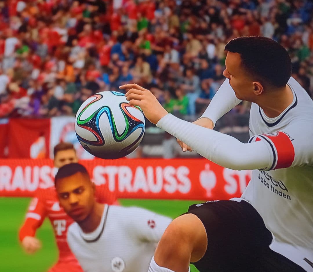 PEEEENALIDADE MÁXIMA! JOGADOR DO FRANKFURT METE A MÃO NA BOLA É E PÊNALTI PARA O BAYERN!
