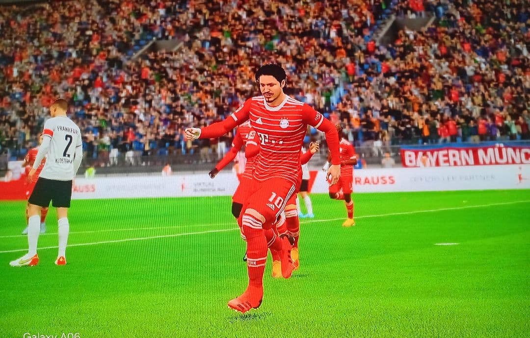 PÊNALTI DENTRO DA CASINHA! LEVI CONVERTE E ABRE 2-0 PARA O BAYERN