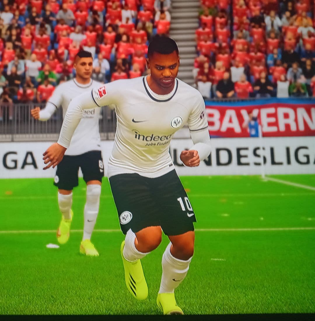Gol do Frankfurt. No rebote, Nmecha guardou aos 83' Fim de jogo Bayern 3x1 Frankfurt