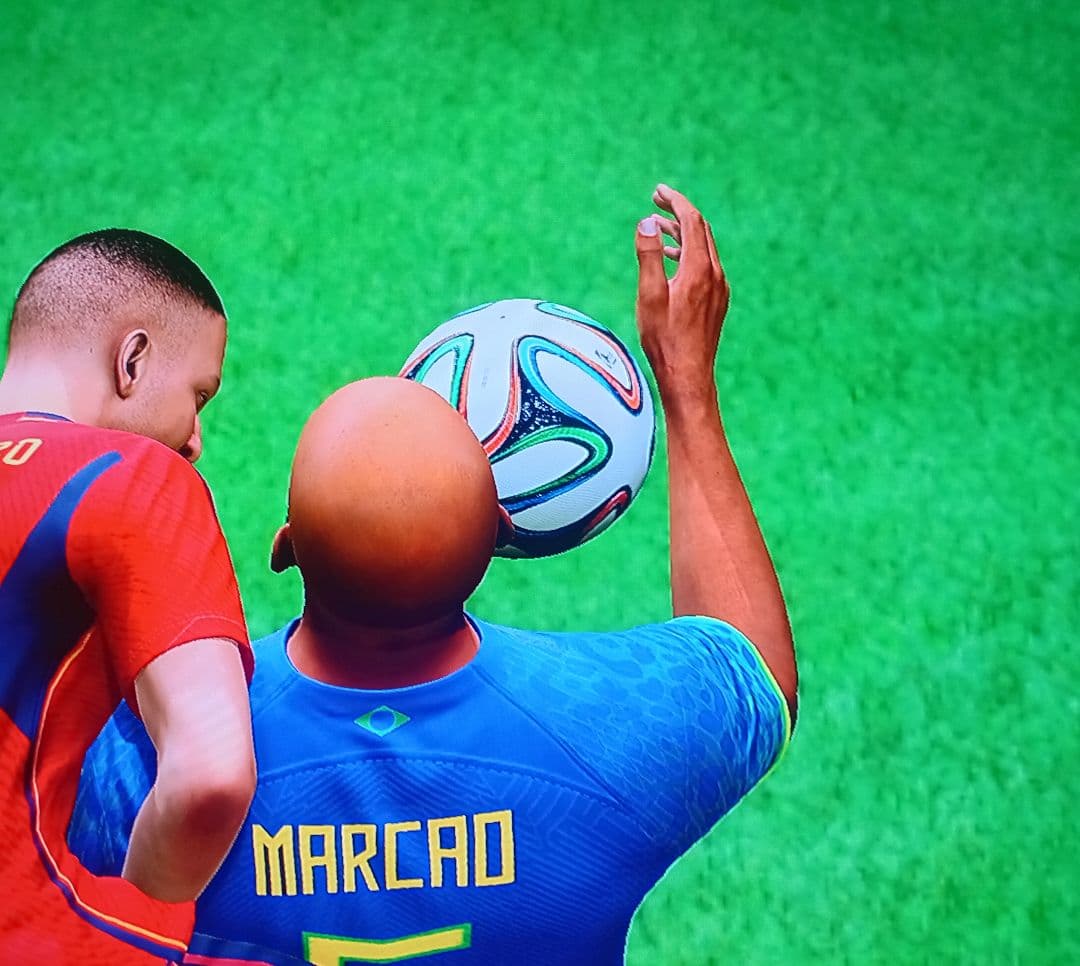 Pênalti para a Espanha, a bola bate na mão de Marcão e é pênalti DEFENDE SILVA!