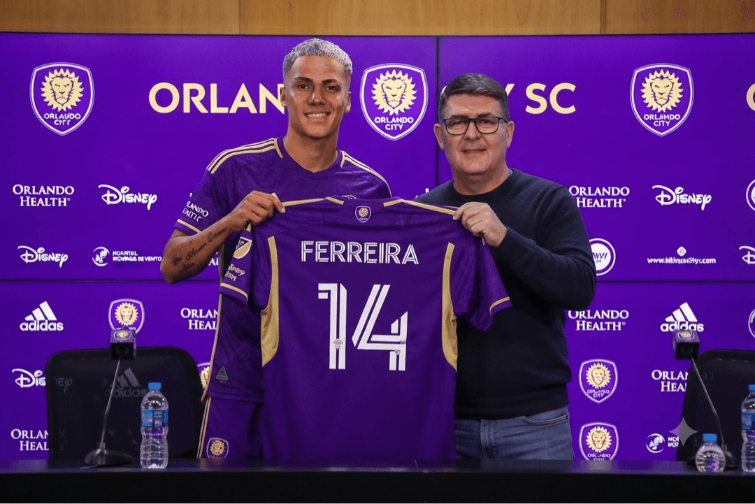feliz por essa oportunidade, em breve estaremos em campo, e honrando essa camisa!!! Happy about this opportunity; soon we’ll be on the fi…