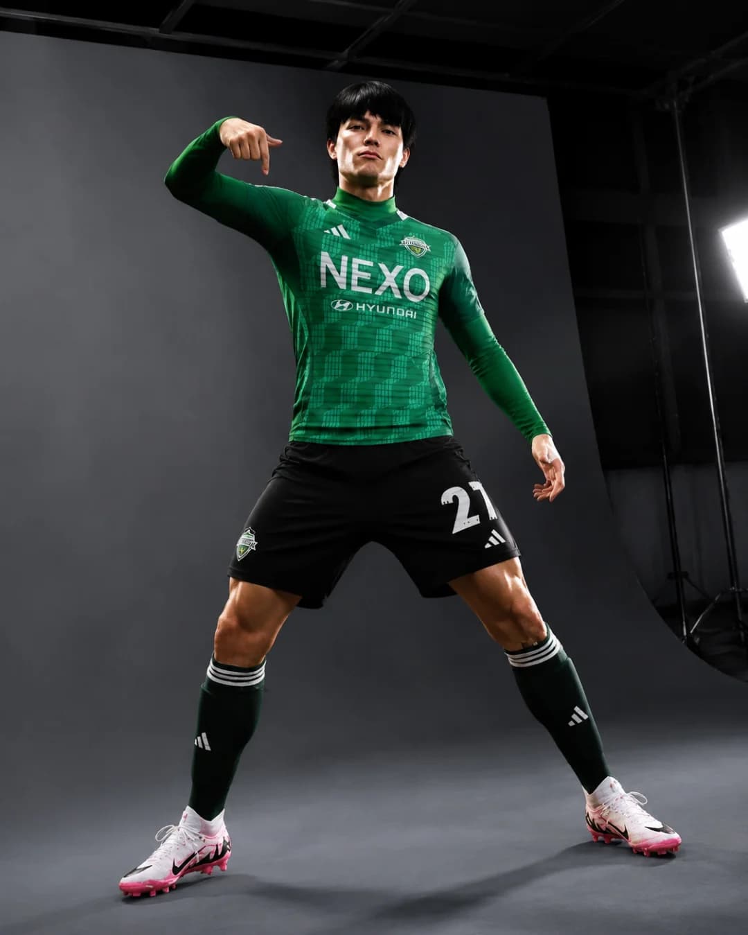 Cheguei para fazer história ! Hoje fiz minha primeira sessão de fotos como profissional pelo Hyundai motors Jeonbuk. 🙏🏻😝