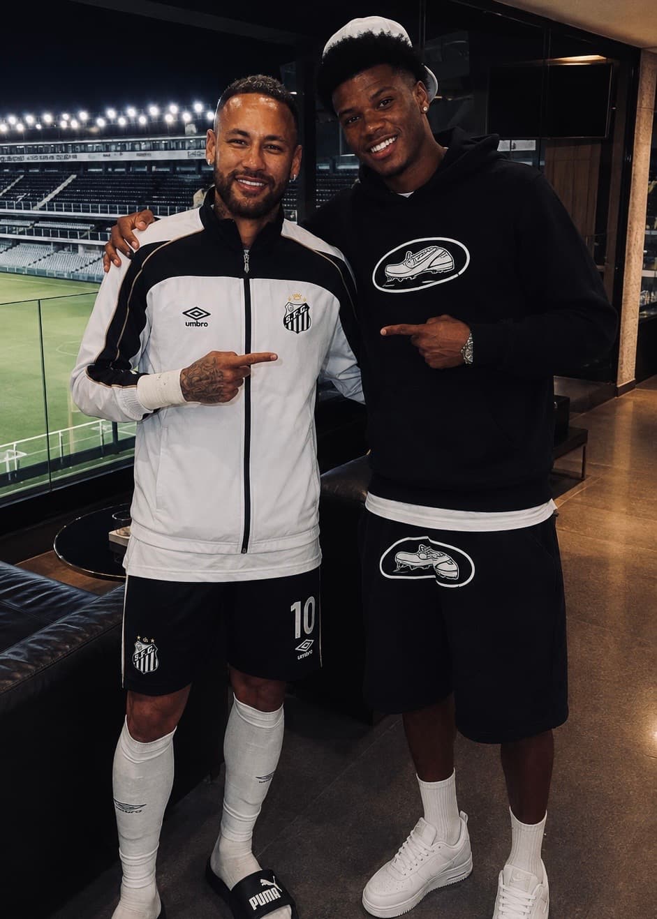 Cresci assistindo esse cara jogar. Hoje tive a honra de dividir um momento com um dos meus maiores ídolos. Obrigado por tudo, @neymarjr. …