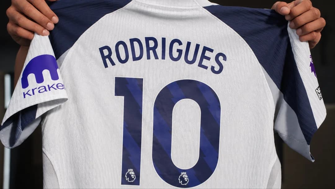 A camisa 10 do Tottenham nas minhas mãos. Orgulho enorme e muita vontade de fazer bonito em campo por esse clube. Vamos com tudo. 🐓⚪