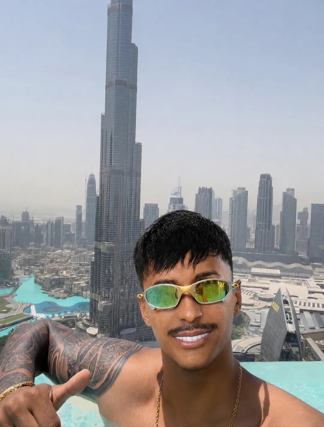 🇦🇪🙂↕️.