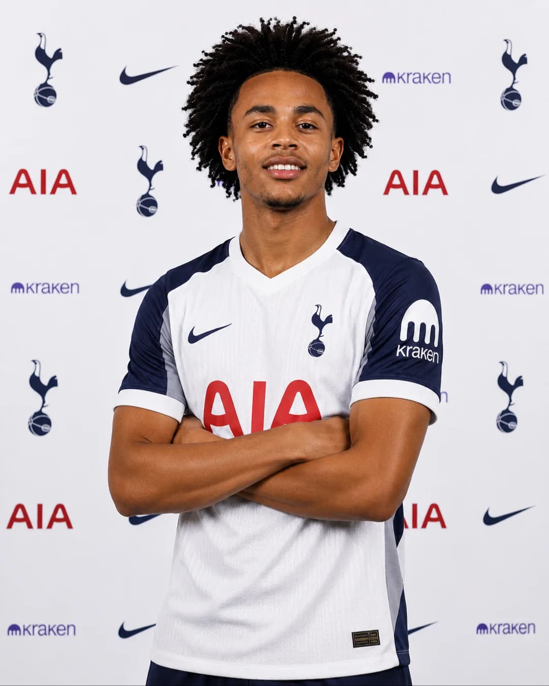 HE HERE GO!!! KKK Muito feliz de assinar com um clube gigante da Inglaterra e vestir esta camisa linda estou muito animado para começar 💙