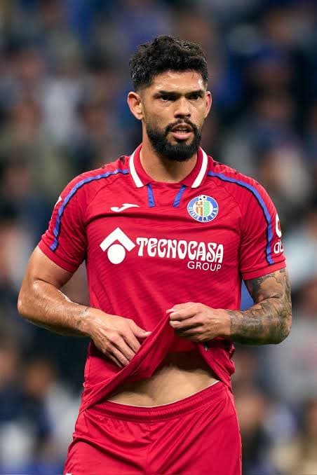 Tivemos mais algumas saídas,após conflitos internos omar entrega um pedido de transferência e sai para o crystal palace Omar-30M crystal …