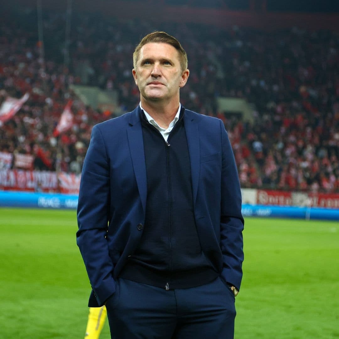 Olá torcedores, aqui quem fala é o Robbie Keane. Temos pouco dinheiro para contratações e ainda faltam dois zagueiros para fechar o elenc…