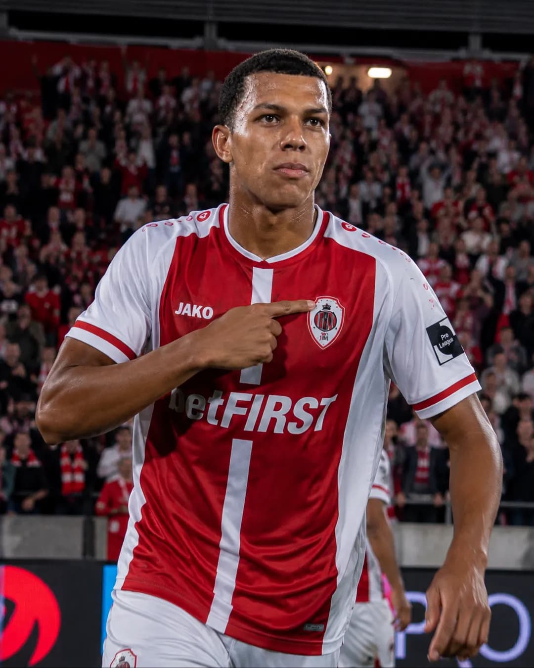 Primeiros pelo Royal. ❤️🤍 2 gols + 1 assistência. Uma noite que vou guardar para sempre. Seguimos trabalhando. 🇧🇪⚽