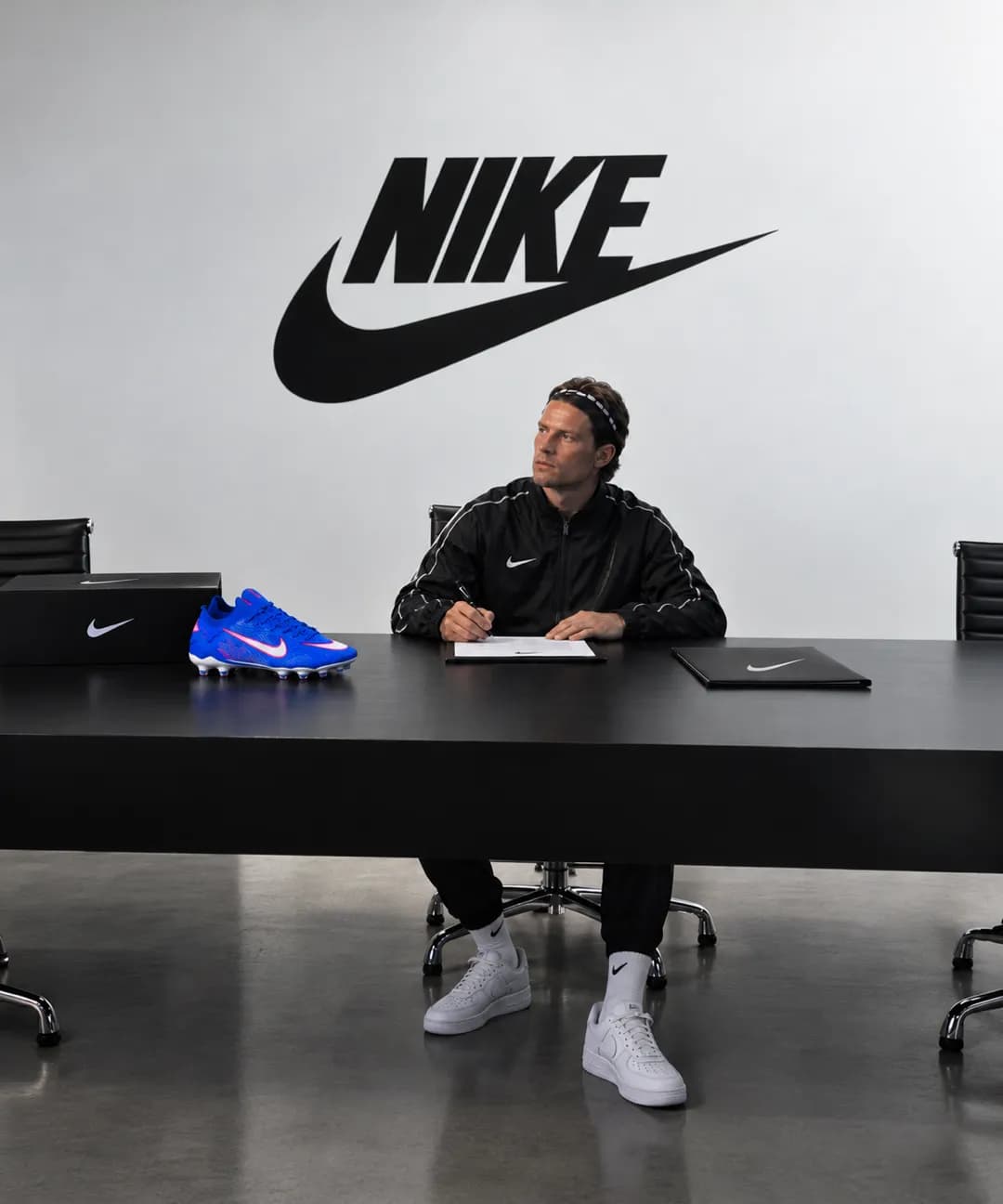🖊️🔵 Um novo capítulo, uma nova história. O talento fala dentro de campo, o estilo fala por si. 🤝🔥 MOREIRA × NIKE 🖤✔️ Just Do It. 🐐👟
