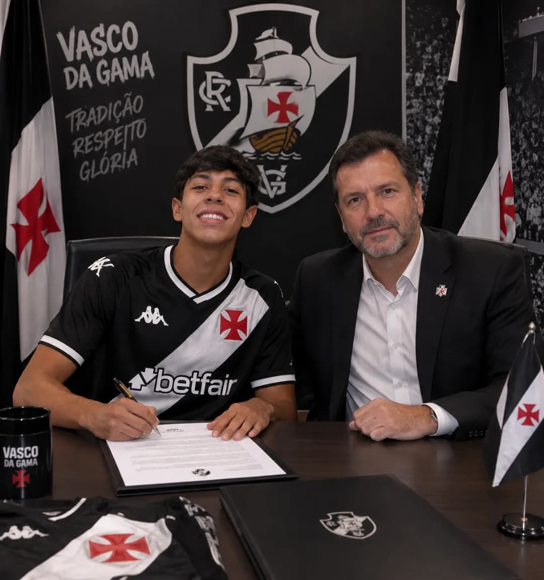Um sonho de criança se tornando realidade! Hoje assino meu primeiro contrato profissional com o Club de Regatas Vasco da Gama. Um momento…