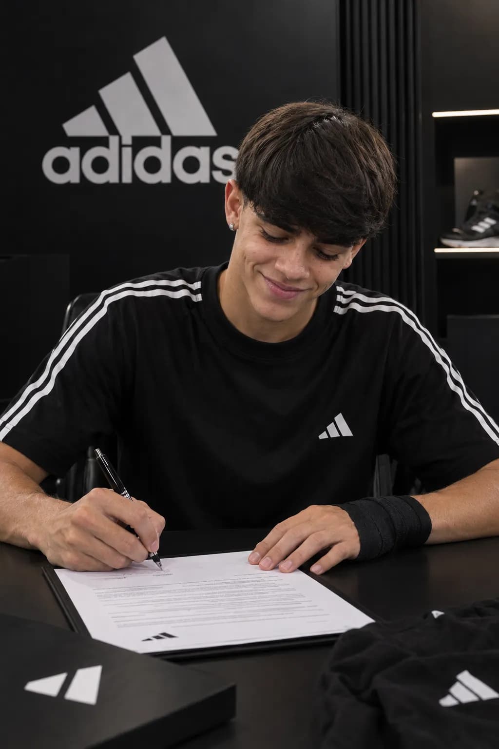 Isso é só o começo! The next chapter. 🖤⚡ {@}[Adidas.com.br](6ac95058f425d6c4fb9d76c5)