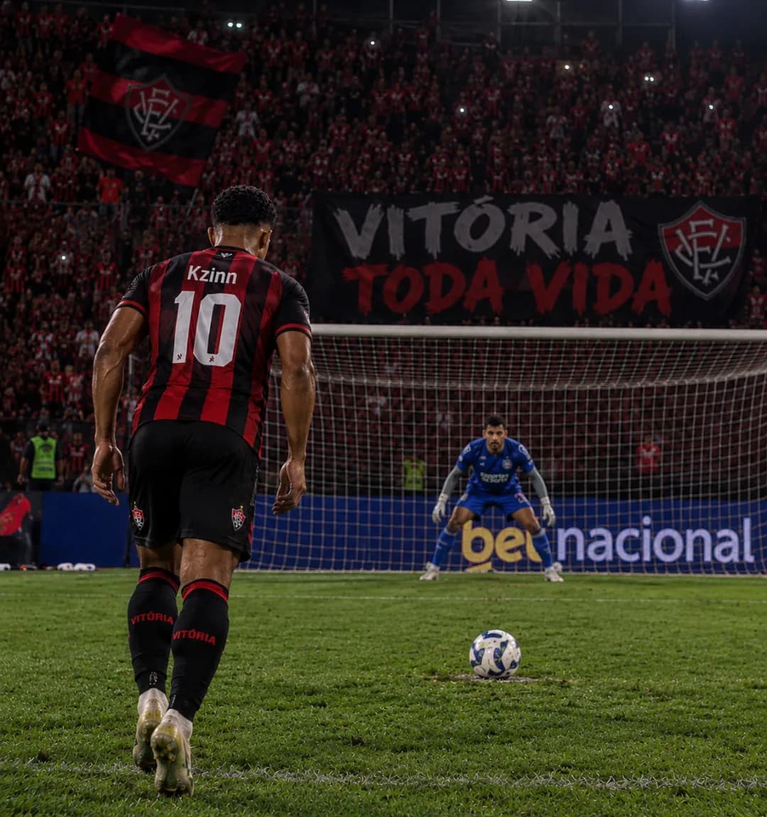 Kaio Italo mas conhecido como kzinn Fez um gol de pênalti no goleiro Ronaldo do Bahia fez o gol e correu para abraçar a mãe dele que esta…
